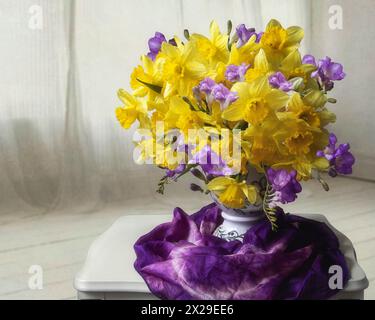 Stillleben mit Blumenstrauß in Vase Stockfoto