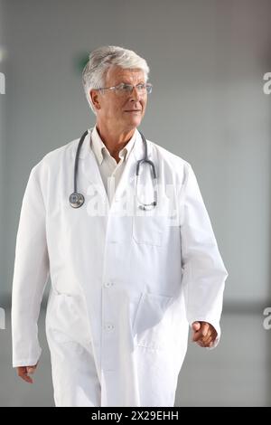 Arzt, der auf dem Flur läuft, Onkologikoa Hospital, Oncology Institute, Case Center für Prävention, Diagnose und Behandlung von Krebs, Donostia, San Seb Stockfoto