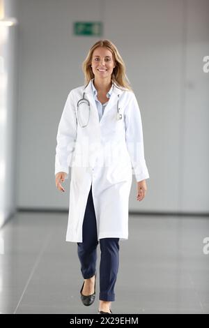 Arzt, der auf dem Flur läuft, Onkologikoa Hospital, Oncology Institute, Case Center für Prävention, Diagnose und Behandlung von Krebs, Donostia, San Seb Stockfoto