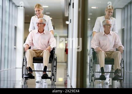 Krankenschwester mit Patient im Rollstuhl, Flur, Onkologikoa Hospital, Onkologisches Institut, Fallzentrum für Prävention, Diagnose und Behandlung von Krebs, D Stockfoto