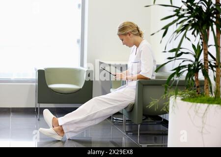 Krankenschwester mit Tablet, Wartezimmer, Onkologikoa Krankenhaus, Onkologisches Institut, Fallzentrum für Prävention, Diagnose und Behandlung von Krebs, Donostia, Sa Stockfoto