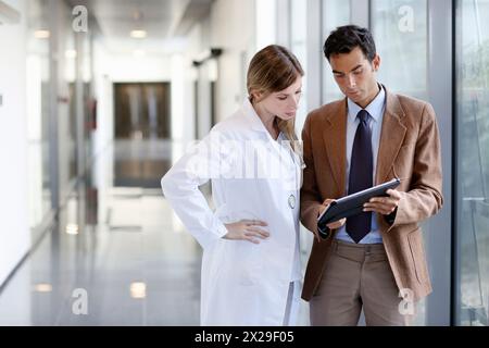 Arzt, der auf Verkäufer, Korridor, Onkologikoa Hospital, Oncology Institute, Case Center für Prävention, Diagnose und Behandlung von Krebs, Donosti Stockfoto