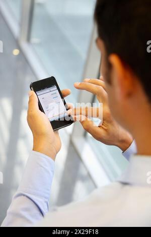 Jung mit Smartphone Stockfoto