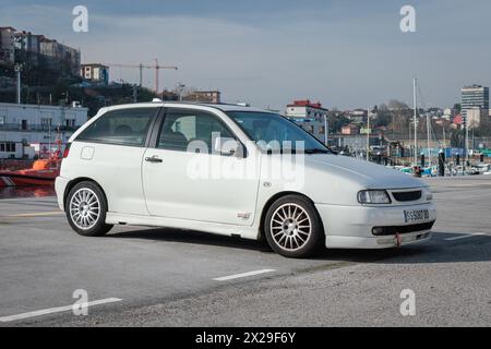 San Sebastian, Spanien, 7. Februar 2024: 1993 Sitzplätze Ibiza Mk2 (Typ 6K), zweite Generation auf den Straßen der Stadt Stockfoto