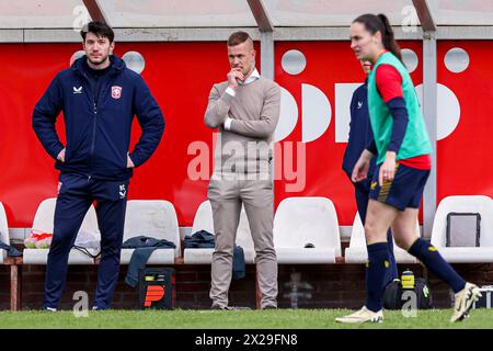 Utrecht, Niederlande. April 2024. UTRECHT, NIEDERLANDE - 21. APRIL: Cheftrainer Joran Pot vom FC Twente trifft beim niederländischen Azerion Vrouwen Eredivisie Spiel zwischen dem FC Utrecht und dem FC Twente im Sportpark Zoudenbalch am 21. April 2024 in Utrecht, Niederlande. (Foto: Ben Gal/Orange Pictures) Credit: Orange Pics BV/Alamy Live News Stockfoto