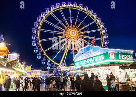 Hamburg, Deutschland. April 2024. Besucher des Hamburger Frühlingsdoms spazieren entlang der Fahrten. Die Kuppel endet am 21. April 2024 und wird mit der Sommerkuppel am 26. Juli 2024 fortgesetzt. Quelle: Axel Heimken/dpa/Alamy Live News Stockfoto