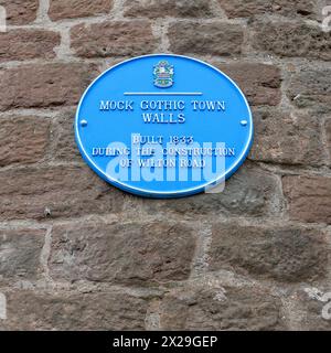 Blaue Plakette auf dem gotischen Gazebo Tower, St. Mary Street, Ross-on-Wye, Herefordshire, Großbritannien Stockfoto