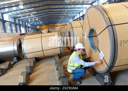 Rollen aus Stahlblech für die Automobilindustrie, siderurgische Produkte, Hafenlager, Pasajes Port, Gipuzkoa, Baskenland, Spanien. Stockfoto