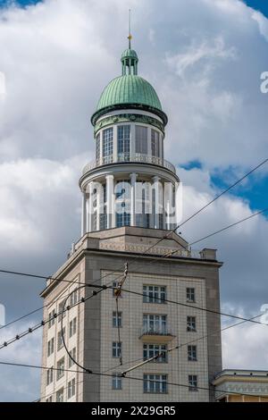 Stalinistische Architektur mit Kuppelturm am Frankfurter Tor entlang der Frankfurter Allee in Berlin Friedrichshain - Kreuzberg, Deutschland, Europa Stockfoto