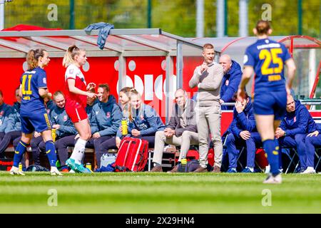 UTRECHT, 21.04.2024, Stadion Zoudenbalch, Fußball, niederländischer Azerion Vrouwen Eredivisie, Saison 2023/2024, während des Spiels FC Utrecht - FC Twente (Frauen), FC Twente Frauen Trainer Joran Pot Credit: Pro Shots/Alamy Live News Stockfoto