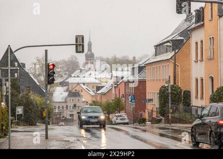 240420Wintereinbruch News ID: EN 2024 Wintereinbruch im Erzgebirge Neuschnee sorgt für Verkehrsprobleme Geyer. Nasskaltes und kühles Wetter hat das Erzgebirge nach wie vor fest im Griff. In der Nacht auf Samstag gehen die Niederschläge auch in tieferen Regionen, in Schnee über. Bis in Lagen auf 500 Höhenmeter bildete sich eine dünne Schneedecke. Leicht angezuckert zeigt sich am Morgen die Stadt Zwönitz 550 Meter über N.N.. Der Frost der letzten Tage, hat bei den SOmmerblühern sichtlich Spuren hinterlassen. Der Schnee bedeckte Autos und Landschaften. In noch höheren Regionen sorgte Stockfoto