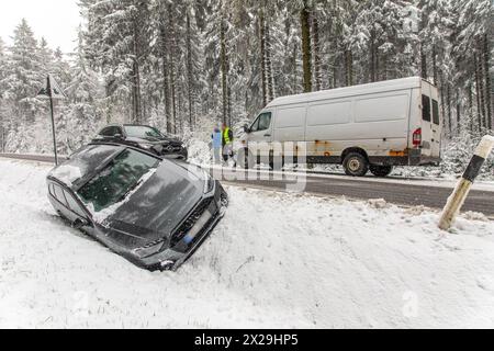 240420Wintereinbruch News ID: EN 2024 Wintereinbruch im Erzgebirge Neuschnee sorgt für Verkehrsprobleme Geyer. Nasskaltes und kühles Wetter hat das Erzgebirge nach wie vor fest im Griff. In der Nacht auf Samstag gehen die Niederschläge auch in tieferen Regionen, in Schnee über. Bis in Lagen auf 500 Höhenmeter bildete sich eine dünne Schneedecke. Leicht angezuckert zeigt sich am Morgen die Stadt Zwönitz 550 Meter über N.N.. Der Frost der letzten Tage, hat bei den SOmmerblühern sichtlich Spuren hinterlassen. Der Schnee bedeckte Autos und Landschaften. In noch höheren Regionen sorgte Stockfoto