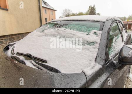 240420Wintereinbruch News ID: EN 2024 Wintereinbruch im Erzgebirge Neuschnee sorgt für Verkehrsprobleme Geyer. Nasskaltes und kühles Wetter hat das Erzgebirge nach wie vor fest im Griff. In der Nacht auf Samstag gehen die Niederschläge auch in tieferen Regionen, in Schnee über. Bis in Lagen auf 500 Höhenmeter bildete sich eine dünne Schneedecke. Leicht angezuckert zeigt sich am Morgen die Stadt Zwönitz 550 Meter über N.N.. Der Frost der letzten Tage, hat bei den SOmmerblühern sichtlich Spuren hinterlassen. Der Schnee bedeckte Autos und Landschaften. In noch höheren Regionen sorgte Stockfoto