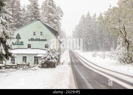 240420Wintereinbruch News ID: EN 2024 Wintereinbruch im Erzgebirge Neuschnee sorgt für Verkehrsprobleme Geyer. Nasskaltes und kühles Wetter hat das Erzgebirge nach wie vor fest im Griff. In der Nacht auf Samstag gehen die Niederschläge auch in tieferen Regionen, in Schnee über. Bis in Lagen auf 500 Höhenmeter bildete sich eine dünne Schneedecke. Leicht angezuckert zeigt sich am Morgen die Stadt Zwönitz 550 Meter über N.N.. Der Frost der letzten Tage, hat bei den SOmmerblühern sichtlich Spuren hinterlassen. Der Schnee bedeckte Autos und Landschaften. In noch höheren Regionen sorgte Stockfoto