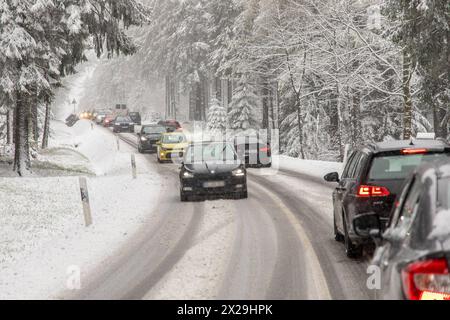 240420Wintereinbruch News ID: EN 2024 Wintereinbruch im Erzgebirge Neuschnee sorgt für Verkehrsprobleme Geyer. Nasskaltes und kühles Wetter hat das Erzgebirge nach wie vor fest im Griff. In der Nacht auf Samstag gehen die Niederschläge auch in tieferen Regionen, in Schnee über. Bis in Lagen auf 500 Höhenmeter bildete sich eine dünne Schneedecke. Leicht angezuckert zeigt sich am Morgen die Stadt Zwönitz 550 Meter über N.N.. Der Frost der letzten Tage, hat bei den SOmmerblühern sichtlich Spuren hinterlassen. Der Schnee bedeckte Autos und Landschaften. In noch höheren Regionen sorgte Stockfoto