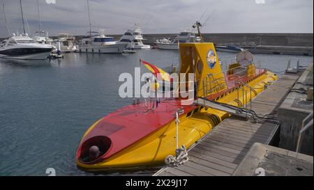 Puero Calero Hafen Lanzarote. Ein gelbes Touristen-U-Boot nimmt Touristen mit auf Unterwasserfahrt Stockfoto