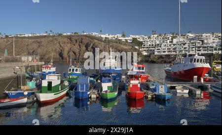 Fischerboote im Hafen von Puerto del Carmen auf Lanzarote Stockfoto