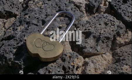 Puerto del carmen, Lanzarote. Romantische Paare befestigen an Ketten an der Küste von Lanzarote Vorhängeschlösser mit ihren Namen. Stockfoto