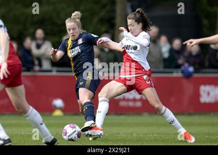 UTRECHT - (l-r) Elena Dhont von den Frauen des FC Twente, Nurija van Schoonhoven von den Frauen des FC Utrecht während des ersten Ligaspiels der niederländischen Azerion Frauen zwischen dem FC Utrecht und dem FC Twente im Sportkomplex Zoudenbalch am 21. April 2024 in Utrecht, Niederlande. ANP JEROEN PUTMANS Stockfoto