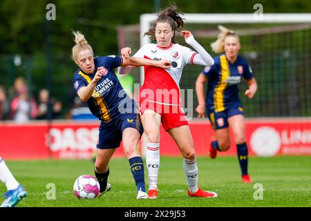 UTRECHT, 21-04-2024, Stadion Zoudenbalch, Fußball, niederländische Azerion Vrouwen Eredivisie, Saison 2023/2024, während des Spiels FC Utrecht - FC Twente (Frauen), FC Twente Frauenspielerin Elena Dhont, FC Utrecht Frauenspielerin Nurija van Schoonhoven Credit: Pro Shots/Alamy Live News Stockfoto