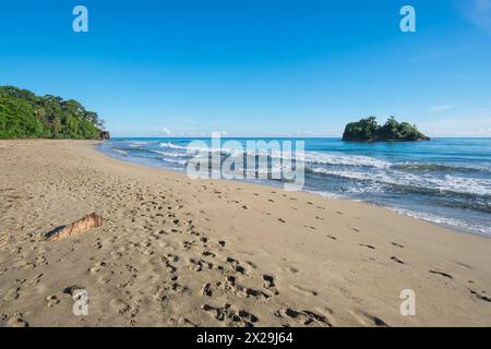 Strand und Blick auf Cocles Island an der Küste von Puerto Viejo de Talamanca in Costa Rica Stockfoto