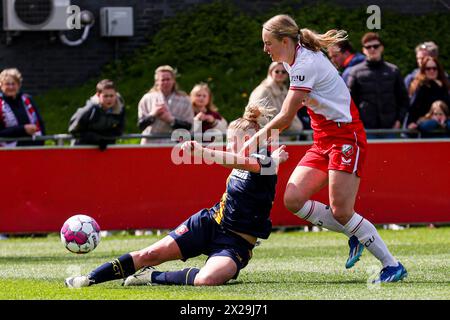 Utrecht, Niederlande. April 2024. UTRECHT, NIEDERLANDE - 21. APRIL: Elena Dhont vom FC Twente versucht am 21. April 2024 im Sportpark Zoudenbalch in Utrecht, Niederlande, beim Spiel Azerion Vrouwen Eredivisie zwischen dem FC Utrecht und dem FC Twente an Amber Visscher vom FC Utrecht vorbei zu dribbeln. (Foto: Ben Gal/Orange Pictures) Credit: Orange Pics BV/Alamy Live News Stockfoto