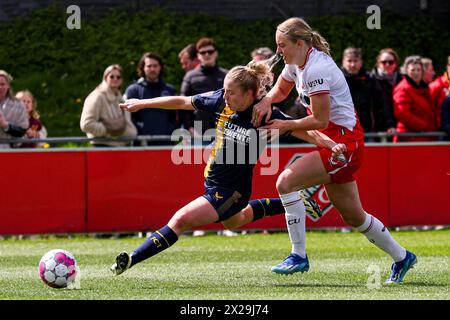 Utrecht, Niederlande. April 2024. UTRECHT, NIEDERLANDE - 21. APRIL: Elena Dhont vom FC Twente versucht am 21. April 2024 im Sportpark Zoudenbalch in Utrecht, Niederlande, beim Spiel Azerion Vrouwen Eredivisie zwischen dem FC Utrecht und dem FC Twente an Amber Visscher vom FC Utrecht vorbei zu dribbeln. (Foto: Ben Gal/Orange Pictures) Credit: Orange Pics BV/Alamy Live News Stockfoto