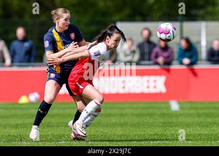 Utrecht, Niederlande. April 2024. UTRECHT, NIEDERLANDE - 21. APRIL: Taylor Ziemer vom FC Twente, Marthe Munsterman vom FC Utrecht, kämpfte am 21. April 2024 im Sportpark Zoudenbalch in Utrecht, Niederlande, um den Ball während des niederländischen Azerion Vrouwen Eredivisie-Spiels zwischen dem FC Utrecht und dem FC Twente. (Foto: Ben Gal/Orange Pictures) Credit: Orange Pics BV/Alamy Live News Stockfoto
