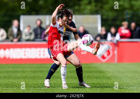Utrecht, Niederlande. April 2024. UTRECHT, NIEDERLANDE - 21. APRIL: Taylor Ziemer vom FC Twente, Marthe Munsterman vom FC Utrecht, kämpfte am 21. April 2024 im Sportpark Zoudenbalch in Utrecht, Niederlande, um den Ball während des niederländischen Azerion Vrouwen Eredivisie-Spiels zwischen dem FC Utrecht und dem FC Twente. (Foto: Ben Gal/Orange Pictures) Credit: Orange Pics BV/Alamy Live News Stockfoto