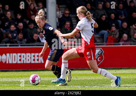 Utrecht, Niederlande. April 2024. UTRECHT, NIEDERLANDE - 21. APRIL: Elena Dhont vom FC Twente versucht am 21. April 2024 im Sportpark Zoudenbalch in Utrecht, Niederlande, beim Spiel Azerion Vrouwen Eredivisie zwischen dem FC Utrecht und dem FC Twente an Amber Visscher vom FC Utrecht vorbei zu dribbeln. (Foto: Ben Gal/Orange Pictures) Credit: Orange Pics BV/Alamy Live News Stockfoto