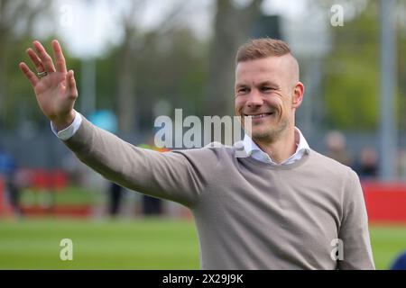 Utrecht, Niederlande. April 2024. Utrecht, Niederlande, 21. April 2024: Joran Pot (Cheftrainer von Twente) winkte dem Publikum während des Azerion Vrouwen Eredivisie Fußballspiels zwischen dem FC Utrecht und Twente im Sportkomplex Zoudenbalch in Utrecht, Niederlande. (Leiting Gao/SPP) Credit: SPP Sport Press Photo. /Alamy Live News Stockfoto
