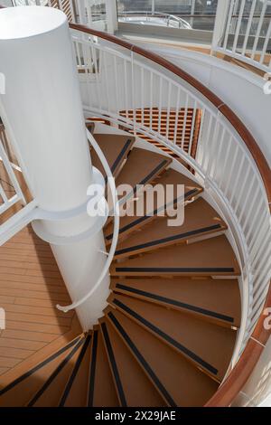 Blick hinunter auf eine Wendeltreppe auf dem P&O Iona Kreuzfahrtschiff Stockfoto