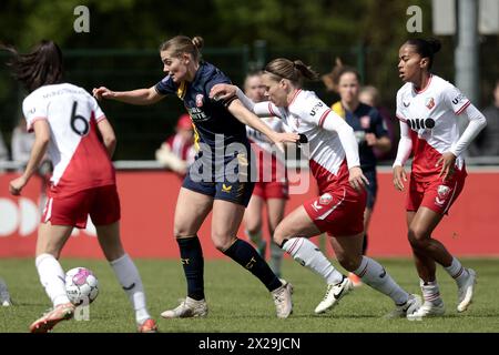 UTRECHT - (l-r) Taylor Ziemer von den Frauen des FC Twente, Ilse van der Zanden von den Frauen des FC Utrecht während des Premier League-Spiels der niederländischen Azerion Frauen zwischen dem FC Utrecht und dem FC Twente im Sportkomplex Zoudenbalch am 21. April 2024 in Utrecht, Niederlande. ANP JEROEN PUTMANS Stockfoto