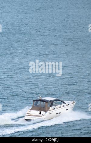 Weißes Schnellboot bei Southampton Marine Stockfoto