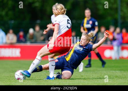 UTRECHT, 21-04-2024, Stadion Zoudenbalch, Fußball, niederländische Azerion Vrouwen Eredivisie, Saison 2023/2024, während des Spiels FC Utrecht - FC Twente (Frauen), FC Utrecht Frauenspielerin Amber Visscher, FC Twente Frauenspielerin Elena Dhont Credit: Pro Shots/Alamy Live News Stockfoto