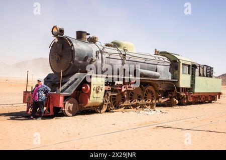 Der Bahnhof hijaz, die Dampfeisenbahn und die Gleise in der Wüste am Wadi rum jordan Stockfoto