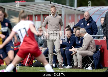 UTRECHT - FC Twente Frauen-Trainer Joran Pot während des niederländischen Azerion Frauen-Ligaspiels zwischen dem FC Utrecht und dem FC Twente am 21. April 2024 im Sportkomplex Zoudenbalch in Utrecht, Niederlande. ANP JEROEN PUTMANS Stockfoto