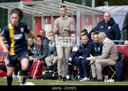 UTRECHT - FC Twente Frauen-Trainer Joran Pot beim niederländischen Azerion Frauen-Premier-Liga-Spiel zwischen dem FC Utrecht und dem FC Twente im Sportkomplex Zoudenbalch am 21. April 2024 in Utrecht, Niederlande. ANP JEROEN PUTMANS Stockfoto