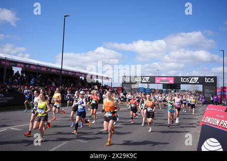 Läufer beim Start des TCS London Marathon. Bilddatum: Sonntag, 21. April 2024. Stockfoto