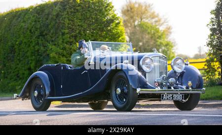 Bicester, UK, 21. April 2024, stolze Besitzer mit ihrem 1938er Bentley Auto am jährlichen Drive IT Day 2024, wenn Enthusiasten ihre Oldtimer und Oldtimer nutzen, um Geld für wohltätige Kinder zu sammeln. Stockfoto