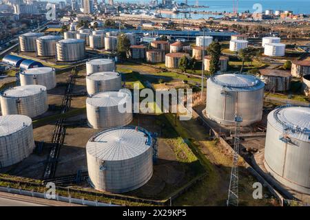 Luftaufnahme der Öltanks in der Ölraffinerie. Lagerbehälter für Gas- und Ölstahl Tankfarm Lagerung chemischer Petroleum petrochemischer Raffinerieprodukte bei Stockfoto