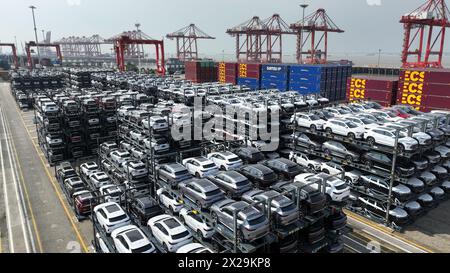 (240421) -- HANGZHOU, 21. April 2024 (Xinhua) -- dieses am 11. Juli 2023 aufgenommene Panorama-Drohnenfoto zeigt neue Energiefahrzeuge für den Export an einem Terminal des Hafens Taicang in der ostchinesischen Provinz Jiangsu. (Foto: Ji Haixin/Xinhua) Stockfoto