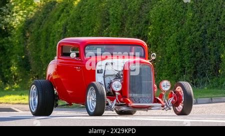 Bicester, UK, 21. April 2024, Ein leuchtend roter Hot Rod, der auf einem Ford B-Wagen aus dem Jahr 1930 basiert, am Drive IT Day 2024, an dem Enthusiasten ihre Oldtimer und Oldtimer nutzen, um Geld für wohltätige Kinderorganisationen zu sammeln. Stockfoto