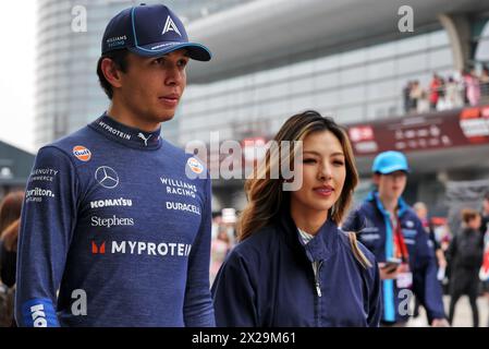 Shanghai, China. April 2024. (L bis R): Alexander Albon (THA) Williams Racing mit seiner Freundin Muni Lily He (CHN) Profi Golfer. 21.04.2024. Formel-1-Weltmeisterschaft, Rd 5, Großer Preis Von China, Shanghai, China, Wettkampftag. Das Foto sollte lauten: XPB/Alamy Live News. Stockfoto