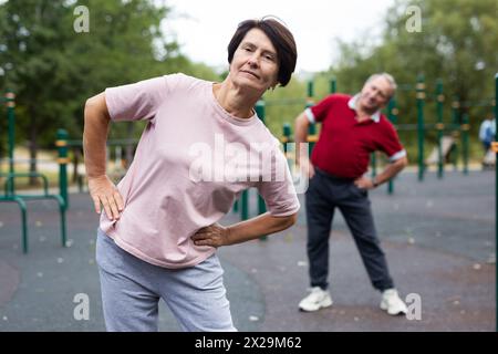 Sportpensionäre wärmen sich auf dem Sportplatz auf Stockfoto