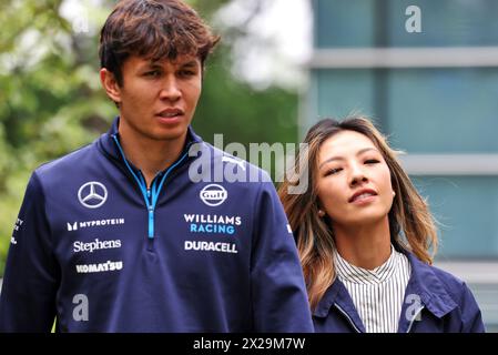 Shanghai, China. April 2024. MUNI Lily He (CHN) Profi-Golfer mit Freund Alexander Albon (THA) Williams Racing. 21.04.2024. Formel-1-Weltmeisterschaft, Rd 5, Großer Preis Von China, Shanghai, China, Wettkampftag. Das Foto sollte lauten: XPB/Alamy Live News. Stockfoto