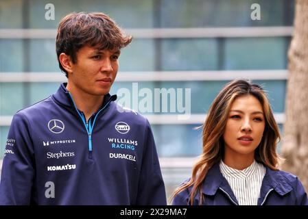 Shanghai, China. April 2024. (L bis R): Alexander Albon (THA) Williams Racing mit seiner Freundin Muni Lily He (CHN) Profi Golfer. 21.04.2024. Formel-1-Weltmeisterschaft, Rd 5, Großer Preis Von China, Shanghai, China, Wettkampftag. Das Foto sollte lauten: XPB/Alamy Live News. Stockfoto