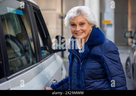 London, Großbritannien. April 2024. Angela Rippon, Journalistin und Fernsehmoderatorin, in den BBC Studios. Quelle: Mark Thomas/Alamy Live News Stockfoto