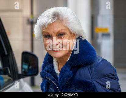 London, Großbritannien. April 2024. Angela Rippon, Journalistin und Fernsehmoderatorin, in den BBC Studios. Quelle: Mark Thomas/Alamy Live News Stockfoto