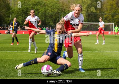 Utrecht, Niederlande. April 2024. Utrecht, Niederlande, 21. April 2024: Elena Dhont (13 Twente) und Amber Visscher (5 FC Utrecht) kämpfen um Besitz während des Azerion Vrouwen Eredivisie Fußballspiels zwischen dem FC Utrecht und Twente im Sportkomplex Zoudenbalch in Utrecht, Niederlande. (Leiting Gao/SPP) Credit: SPP Sport Press Photo. /Alamy Live News Stockfoto